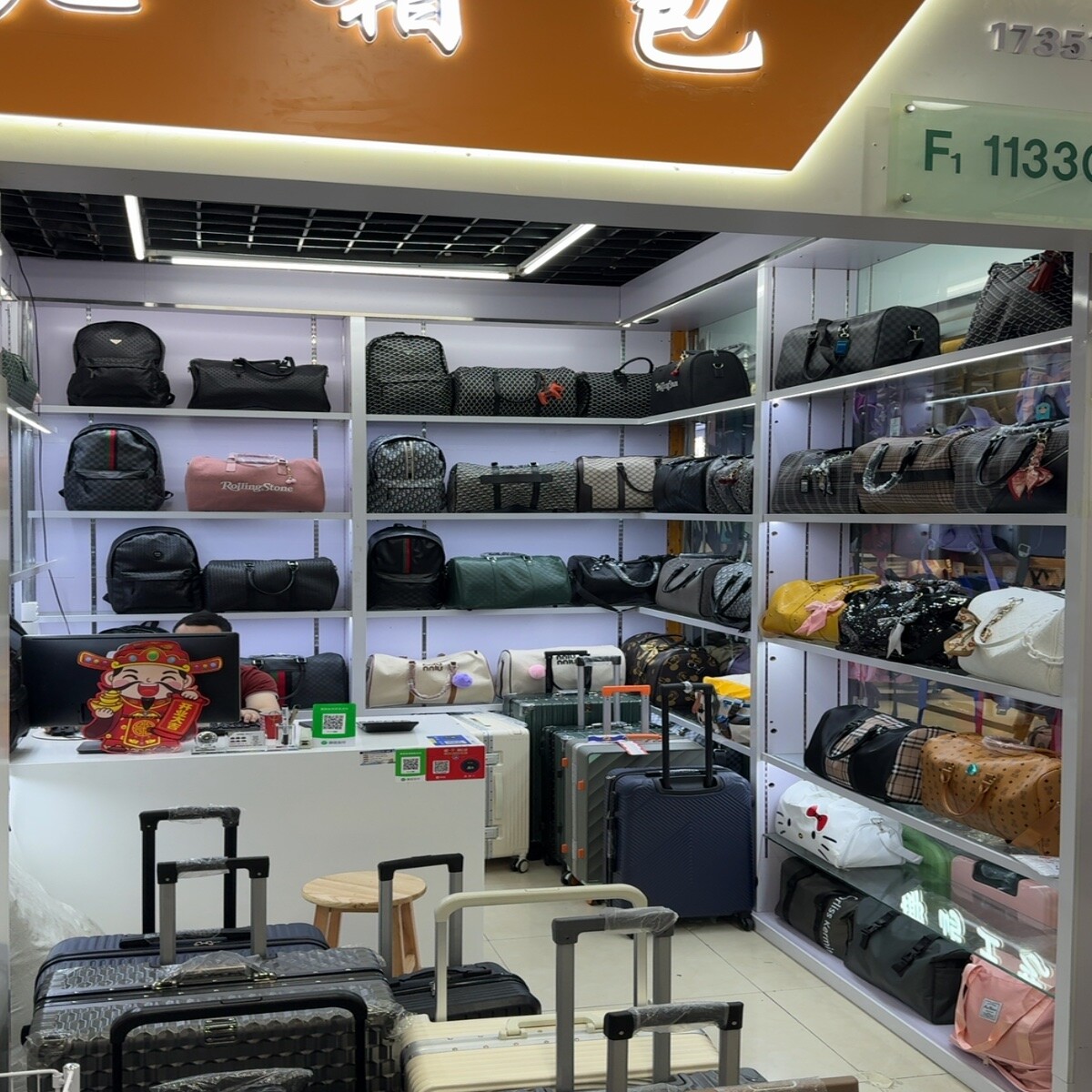 Кожаные сумки с узором оптом из Китая в Украину