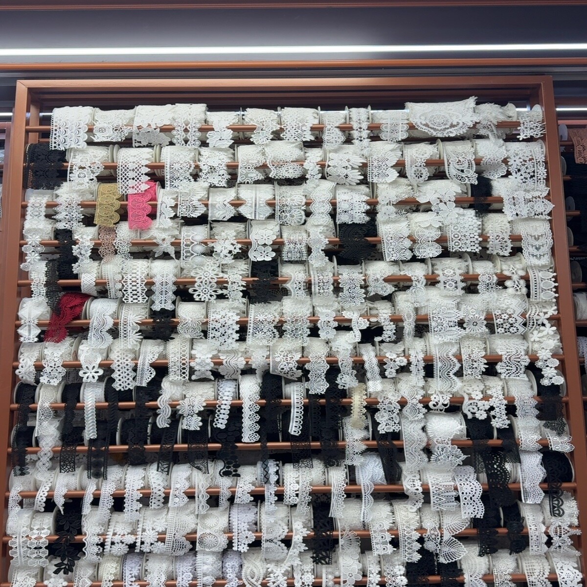 Вышитые ленты оптом из Китая в Украину