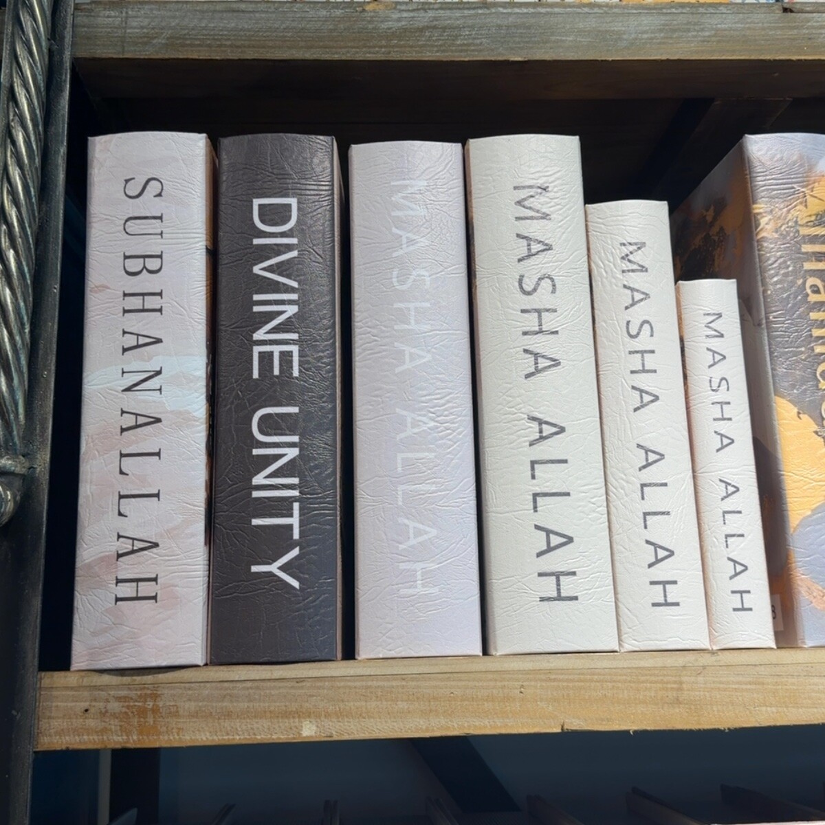 Коробки у формі книг оптом з Китаю в Україну